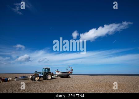 Norfolk Marshes Norfolk England März 2023 Cley Beach mit blauem Himmel Stockfoto