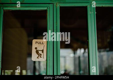 Eine Nahaufnahme eines Schild an einer Glastür eines Cafés Stockfoto