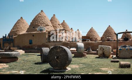 Dorf mit restaurierten traditionellen Schlammziegelhäusern. Harran, eine große antike Stadt in Obermesopotamien, ist heute ein Bezirk in Sanliurfa PR Stockfoto