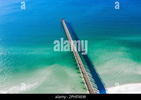 Der Navarre Beach Fishing Pier ist ein rekordverdächtiger Angelpier in Navarre, Florida. Mit einer Länge von 1.545 Metern ist der Pier der längste seiner Art in der St. Stockfoto