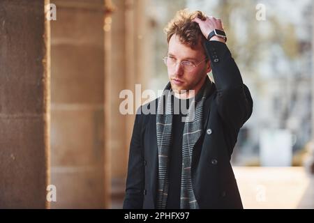 Eleganter junger Mann in formeller, eleganter Kleidung im Freien in der Stadt Stockfoto