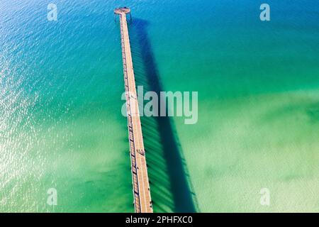 Der Navarre Beach Fishing Pier ist ein rekordverdächtiger Angelpier in Navarre, Florida. Mit einer Länge von 1.545 Metern ist der Pier der längste seiner Art in der St. Stockfoto