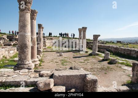 Überreste der byzantinischen Kirche (ca. 530 n. Chr.), der Zitadelle, Amman, Jordanien (eindeutig mit Säulen und Großstädten aus den römischen Tempeln.) Stockfoto