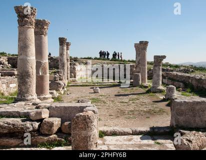 Überreste der byzantinischen Kirche (ca. 530 n. Chr.), der Zitadelle, Amman, Jordanien (eindeutig mit Säulen und Großstädten aus den römischen Tempeln.) Stockfoto