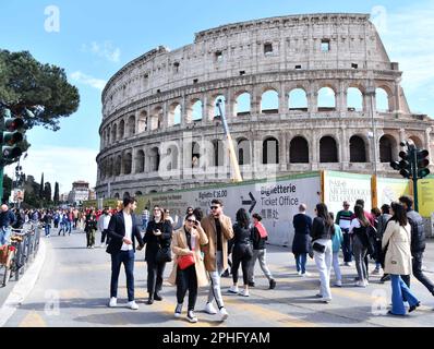 Rom, Italien. 26. März 2023. Am 26. März 2023 gehen Menschen an Touristeninformationen in verschiedenen Sprachen vorbei, einschließlich Chinesisch in der Nähe des Kolosseums in Rom, Italien. Italien wurde im Rahmen eines Pilotprogramms, das von China zur Wiederaufnahme von Gruppenreisen ins Ausland eingeführt wurde, auf eine zweite Liste von 40 Reisezielen gesetzt. Da die Zahl der Passagierflüge zwischen den beiden Ländern wieder ansteigt, wird mit mehr chinesischen Touristen gerechnet. Viele öffentliche Einrichtungen und landschaftlich reizvolle Gebiete in Italien bieten inzwischen chinesische Sprachdienste an. Kredit: Jin Mamengni/Xinhua/Alamy Live News Stockfoto