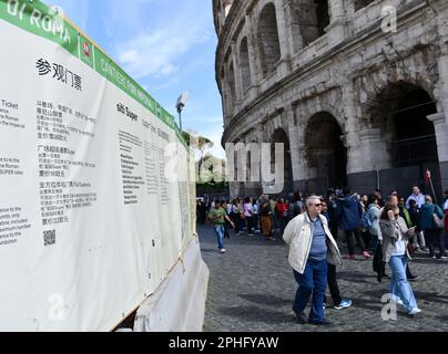 Rom, Italien. 26. März 2023. Am 26. März 2023 gehen Menschen an Touristeninformationen in verschiedenen Sprachen vorbei, einschließlich Chinesisch in der Nähe des Kolosseums in Rom, Italien. Italien wurde im Rahmen eines Pilotprogramms, das von China zur Wiederaufnahme von Gruppenreisen ins Ausland eingeführt wurde, auf eine zweite Liste von 40 Reisezielen gesetzt. Da die Zahl der Passagierflüge zwischen den beiden Ländern wieder ansteigt, wird mit mehr chinesischen Touristen gerechnet. Viele öffentliche Einrichtungen und landschaftlich reizvolle Gebiete in Italien bieten inzwischen chinesische Sprachdienste an. Kredit: Jin Mamengni/Xinhua/Alamy Live News Stockfoto