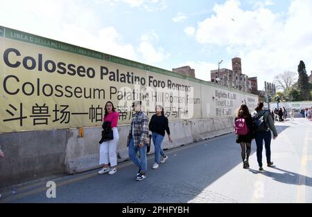 Rom, Italien. 26. März 2023. Am 26. März 2023 gehen Menschen an Touristeninformationen in verschiedenen Sprachen vorbei, einschließlich Chinesisch in der Nähe des Kolosseums in Rom, Italien. Italien wurde im Rahmen eines Pilotprogramms, das von China zur Wiederaufnahme von Gruppenreisen ins Ausland eingeführt wurde, auf eine zweite Liste von 40 Reisezielen gesetzt. Da die Zahl der Passagierflüge zwischen den beiden Ländern wieder ansteigt, wird mit mehr chinesischen Touristen gerechnet. Viele öffentliche Einrichtungen und landschaftlich reizvolle Gebiete in Italien bieten inzwischen chinesische Sprachdienste an. Kredit: Jin Mamengni/Xinhua/Alamy Live News Stockfoto