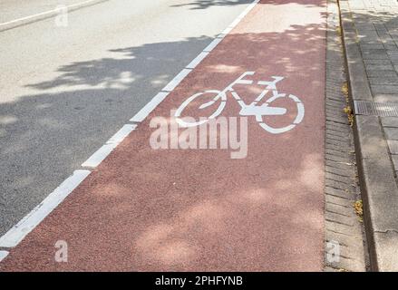 Fahrradweg entlang einer Straße im Stadtzentrum Stockfoto