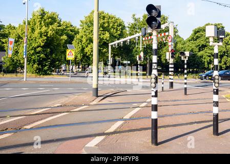 Ampeln an einer Kreuzung im Stadtzentrum an einem sonnigen Sommertag Stockfoto