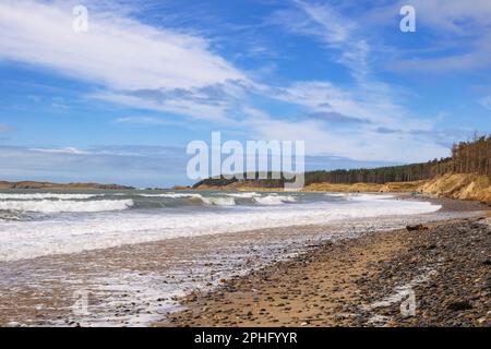 Bei Flut rollt die Welle zum Newborough Beach mit Blick auf Llanddwyn Island. Newborough, Isle of Anglesey, Wales, Vereinigtes Königreich, Europa Stockfoto