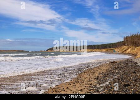 Bei Flut rollt die Welle zum Newborough Beach mit Blick auf Llanddwyn Island. Newborough, Isle of Anglesey, Wales, Vereinigtes Königreich, Europa Stockfoto