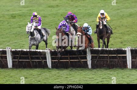 Sie wurde von Jockey Daryl Jacob (in lila Mitte) auf dem Weg zum Sieg der Racing TV Handicap Hürde auf der Rennbahn Huntingdon, Cambridgeshire, geritten. Foto: Dienstag, 28. März 2023. Stockfoto