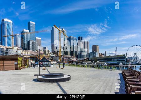 Pier 62 und hohe Wolkenkratzer am Ufer in Seattle, Washington. Stockfoto