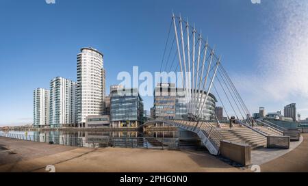 Mit Blick über den Schiffskanal an der Fußgängerbrücke, an den Salford Kais in Richtung der BBC-Büros in Media City UK, Greater Manchester. Stockfoto