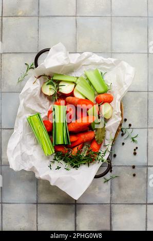 Frisches Gemüse und Kräuter für Bouillon im table.selective-Fokus Stockfoto