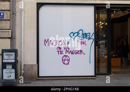 Marseille, Frankreich. 28. März 2023. Am zehnten Tag der nationalen Mobilisierung gegen die Rentenreform kamen am 28. März 2023 in Marseille laut Gewerkschaften 180.000 Personen und 11.000 Personen für die Polizei zusammen. Foto: Laurent COUST/ABACAPRESS.COM Kredit: Abaca Press/Alamy Live News Stockfoto