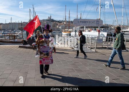 Marseille, Frankreich. 28. März 2023. Am zehnten Tag der nationalen Mobilisierung gegen die Rentenreform kamen am 28. März 2023 in Marseille laut Gewerkschaften 180.000 Personen und 11.000 Personen für die Polizei zusammen. Foto: Laurent COUST/ABACAPRESS.COM Kredit: Abaca Press/Alamy Live News Stockfoto