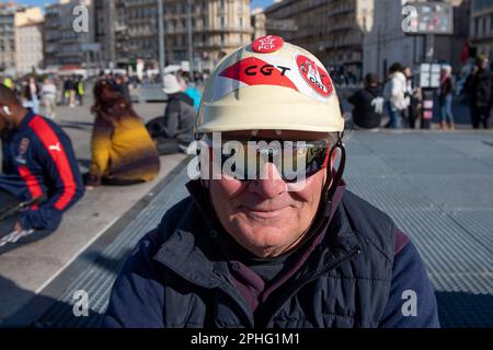 Marseille, Frankreich. 28. März 2023. Am zehnten Tag der nationalen Mobilisierung gegen die Rentenreform kamen am 28. März 2023 in Marseille laut Gewerkschaften 180.000 Personen und 11.000 Personen für die Polizei zusammen. Foto: Laurent COUST/ABACAPRESS.COM Kredit: Abaca Press/Alamy Live News Stockfoto