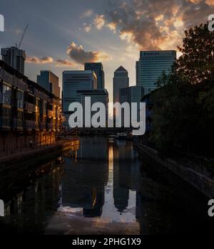 Canary Wharf in der Dämmerung, Blick über das Blackwall Basin von der Nähe des Flusses Themes, die Türme spiegeln sich im Wasser. Stockfoto