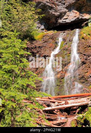 Split Rock Falls. Ich weiß, es ist kein großer Wasserfall, aber trotzdem eine schöne Szene... Wenn man nicht lebendig von Fliegen und so gefressen wird. Stockfoto