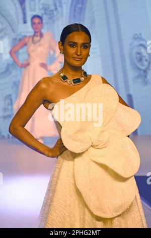 Mumbai, Indien. 27. März 2023. Ein Model mit Schmuck posiert für ein Foto auf dem Laufsteg während der Modenschau der India Bullion and Jewellers Association (IBJA) in Mumbai. (Foto: Ashish Vaishnav/SOPA Images/Sipa USA) Guthaben: SIPA USA/Alamy Live News Stockfoto