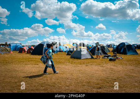 Die Fans kommen auf dem Campingplatz zum V Festival, V2008, Hylands Park, Chelmsford, Essex, Großbritannien - 15. August 2008 Stockfoto