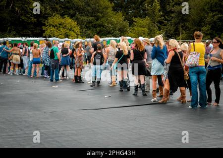 Die Fans warten auf die Toiletten beim V Festival, V2008, Hylands Park, Chelmsford, Essex, Großbritannien - 16. August 2008 Stockfoto