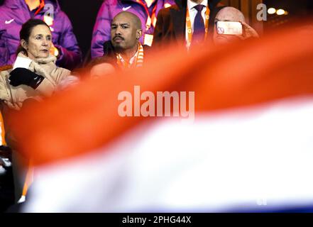 ROTTERDAM - (lr) KNVB-Generalmanagerin Marianne van Leeuwen und KNVB Technical Director Nigel de Jong während des Qualifikationsspiels der UEFA-Europameisterschaft zwischen den Niederlanden und Gibraltar im Feyenoord Stadion de Kuip am 27. März 2023 in Rotterdam, Niederlande. ANP PIETER STAM DE JONGE Stockfoto