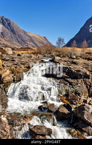Glen Coe Highland Scotland White Water mit Blick auf die Wasserfälle des Flusses Coe Stockfoto