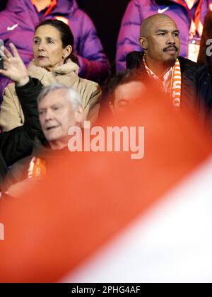 ROTTERDAM - (lr) KNVB-Generalmanagerin Marianne van Leeuwen und KNVB Technical Director Nigel de Jong während des Qualifikationsspiels der UEFA-Europameisterschaft zwischen den Niederlanden und Gibraltar im Feyenoord Stadion de Kuip am 27. März 2023 in Rotterdam, Niederlande. ANP PIETER STAM DE JONGE Stockfoto