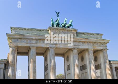 Brandenburger Tor am Pariser Platz im Zentrum von Berlin, mit blauem Himmel im Hintergrund Stockfoto