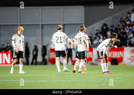 Osaka, Japan. 28. März 2023. Spieler der japanischen Nationalmannschaft reagieren nach dem Ende des KIRIN CHALLENGE CUP 2023 Freundschaftsspiels zwischen Kolumbien und Japan im Yodoko Sakura Stadium in Osaka, Japan. Kolumbien besiegt Japan 2-1. (Kreditbild: © Rodrigo Reyes Marin/ZUMA Press Wire) NUR REDAKTIONELLE VERWENDUNG! Nicht für den kommerziellen GEBRAUCH! Stockfoto