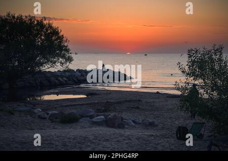 Wunderschöne Küstenlandschaft am Morgen. Zelt am Strand in Gdynia, Polen. Stockfoto