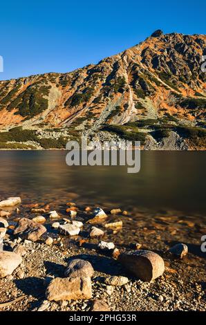 Wunderschöne Sommerberglandschaft. Berghänge, die sich im See spiegeln. Foto im Tal der fünf Teiche in der polnischen Tatra. Stockfoto