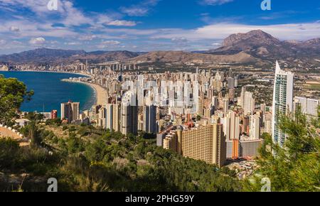 Blick auf Benidorm, Spanien vom Hügel, wo sich La Cruz befindet Stockfoto