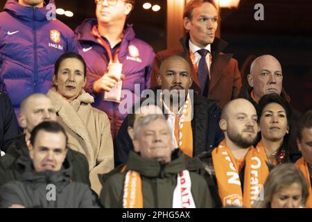 ROTTERDAM - (lr) KNVB-Generalmanagerin Marianne van Leeuwen und KNVB Technical Director Nigel de Jong während des Qualifikationsspiels der UEFA-Europameisterschaft zwischen den Niederlanden und Gibraltar im Feyenoord Stadion de Kuip am 27. März 2023 in Rotterdam, Niederlande. ANP PIETER STAM DE JONGE Stockfoto