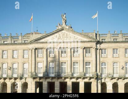 CUERPO CENTRAL DE LA FACHADA - ARQUITECTURA NEOCLASICA -1767-77- FOTO AÑOS 90. AUTOR: CARLOS LEMAUR Y BURRIEL (1721-1785). STANDORT: PALACIO DE RAJOY-PAZO DE RAXOI AYUNTAMIENTO. SANTIAGO DE COMPOSTELA. EIN CORUÑA. SPANIEN. JAMES, DER GRÖSSERE. Apóstol Santiago el Mayor. APOSTOL SANTIAGO EN CLAVIJO. APOSTOL SANTIAGO-SANTIAGO MATAMOROS. Stockfoto