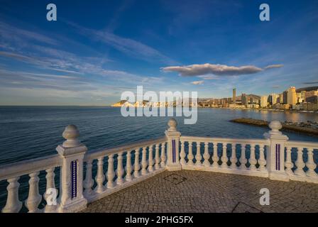 Blick auf das Meer im Westen von Benidorm, Spanien Stockfoto