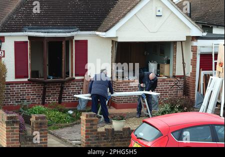 Doppelverglasung wird von zwei Technikern in einem Wohnbungalow in Shepperton Surrey England installiert Stockfoto