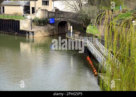 Bodenschloss und Pumpstation auf Kennet und Avon Canal, Widcombe, Bath, Somerset, England, UK. Stockfoto