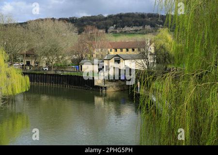 Bodenschloss und Pumpstation auf Kennet und Avon Canal, Widcombe, Bath, Somerset, England, UK. Stockfoto