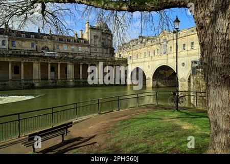 River Avon und Pulteney Bridge, Bath, Somerset, England, Vereinigtes Königreich. Stockfoto