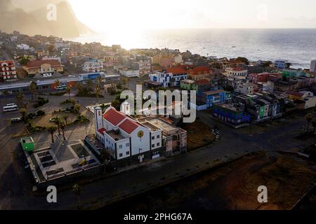 Interessante tägliche Szenen aus der Stadt Ponta do Sol auf der Insel Santo Antao in Cabo verde, aus der Vogelperspektive auf eine Kirche und lokale farbenfrohe Häuser bei Sonnenuntergang Stockfoto