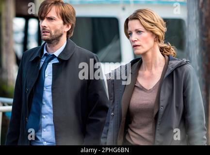 DAVID TENNANT und ANNA GUNN in GRACEPOINT (2014), Regie Chris CHIBNALL. Kredit: IMAGINÄRE FREUNDE/Album Stockfoto