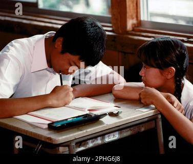 YUKI KUDO und YUICHI MIKAMI im TYPHOON CLUB (1985) - ursprünglicher Titel: TAIFU KURABU - Regie: SHINJI SOMAI. Kredit: Directors Company/Album Stockfoto