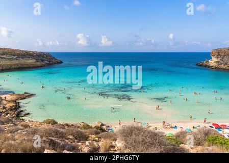 Isola dei Conigli (Kanincheninsel) und der wunderschöne Strand mit türkisfarbenem Meerwasser. Lampedusa, Sizilien, Italien. Stockfoto