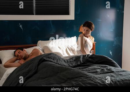 ANNA KENDRICK und CHARLIE CARRICK in ALICE, DARLING (2022), Regie: MARY NIGHY. Kredit: Babe Nation Filme/Album Stockfoto