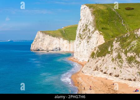 Weiße Kreideklippen von bat's Head und White Nothe vom Strand in der Nähe von Durdle Door aus zu sehen. Stockfoto