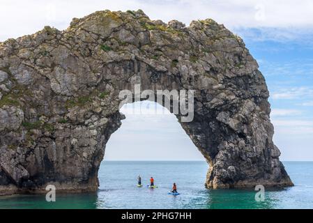 Durdle Door Naturbogen mit Bucht und Strand. Klares Meerwasser in der Nähe von Lulworth, Jurassic Coast, Dorset, Südengland. Stockfoto