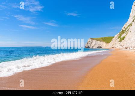 Weiße Kreideklippen von bat's Head und White Nothe vom Strand in der Nähe von Durdle Door aus zu sehen. Stockfoto